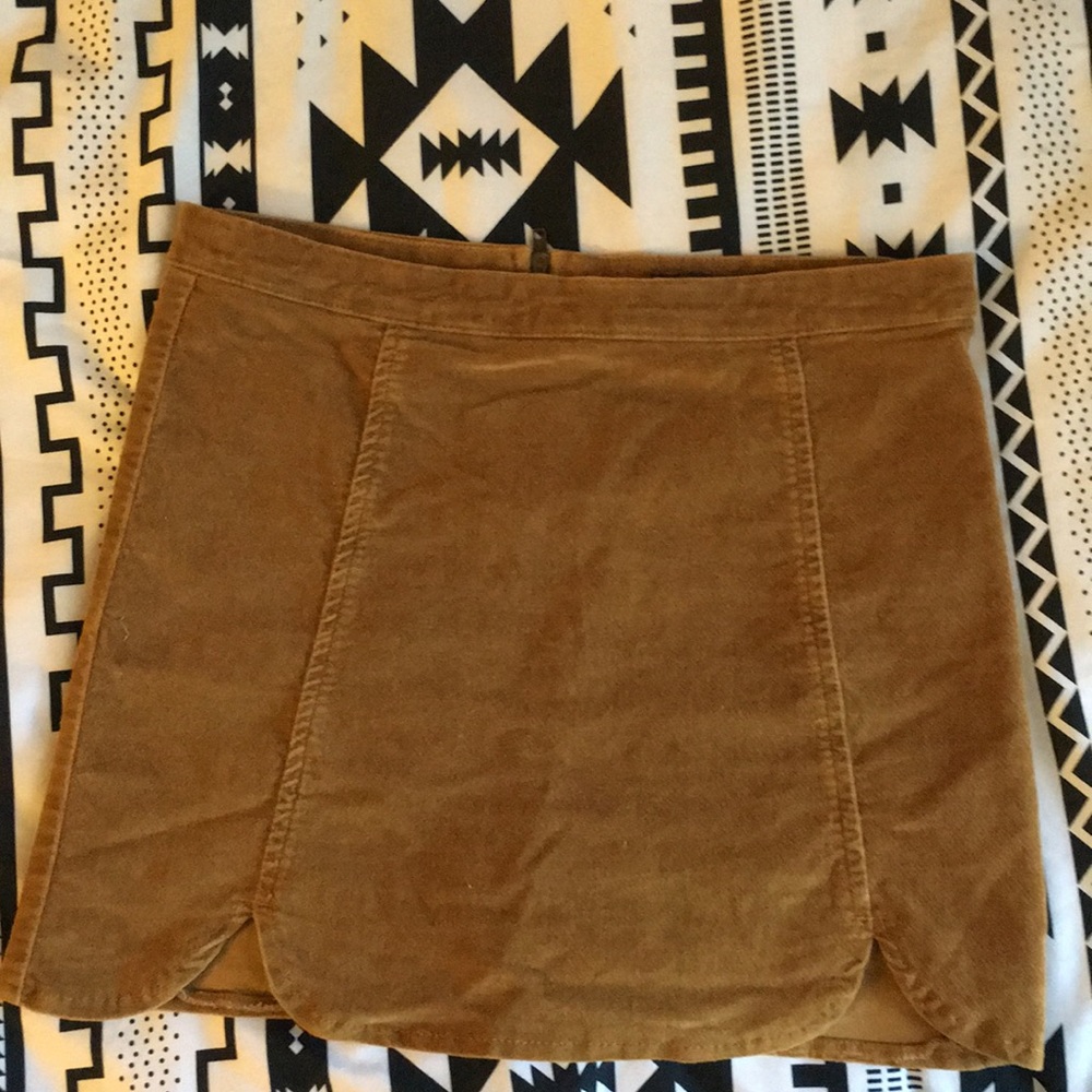 🚨SOLD🚨Brandy Melville Camel Skirt